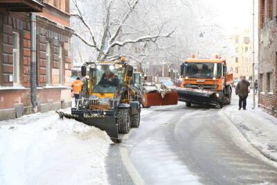 Мужчину зажало снегоуборочной машиной на Краснопутиловской улице