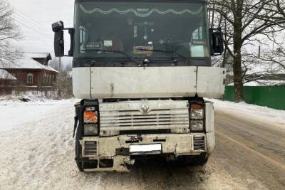 В Тверской области водитель попал под колёса, когда вышел посмотреть, что сломалось в его автомобиле