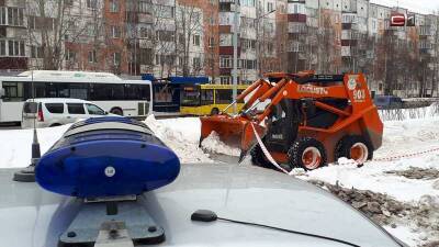 В Петербурге скончался зажатый снегоуборочной машиной сотрудник «Водоканала»