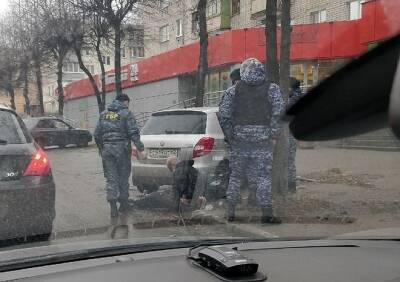 Задержанный на улице Дзержинского мужчина разбил дверь аптеки