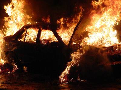 Футбольные фанаты сожгли автомобиль жителя Подмосковья за критику их любимой команды