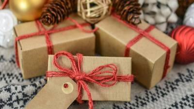 Опрос: 25% россиян согласны на подработки, чтобы купить подарки для близких к Новому году