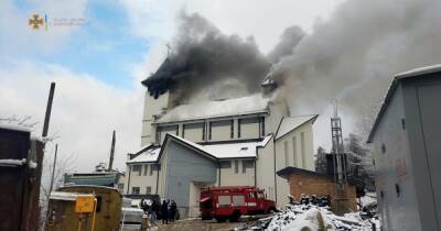 Во Львове горит деревянный костел