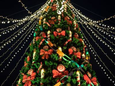 В Москве мужчина сорвался с трехметровой высоты, украшая новогоднюю елку