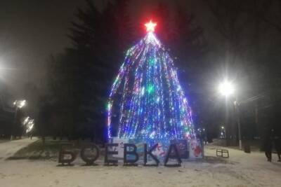 В Курске на Боевке украсили новогоднюю ель 85 гирляндами и 200 игрушками