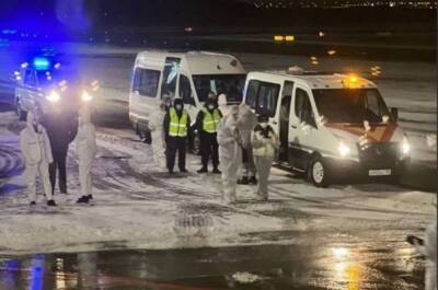 В Москве устанавливают, какой штамм ковида у двух пассажиров, прилетевших из ЮАР