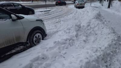 Петербуржцы возмущены снежными горами на улицах