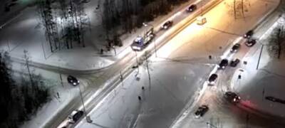 Переходивший дорогу пешеход рухнул на проезжей части в Петрозаводске, ему вызвали три «скорые» (ВИДЕО)