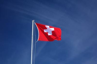 Швейцария ужесточает карантин и призывает граждан работать из дома и мира