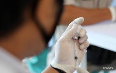 В Италии мужчина пришел на COVID-вакцинацию с силиконовой рукой