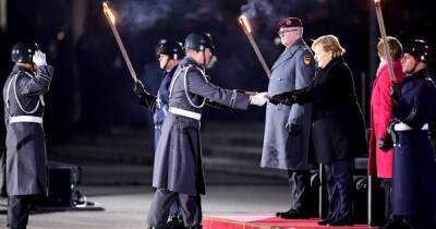 Неоднозначное наследие. Как Меркель прощалась с Германией в свете факелов