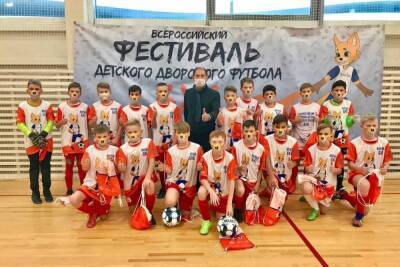 Юрий Сорокин передал спортивный инвентарь псковским футболистам
