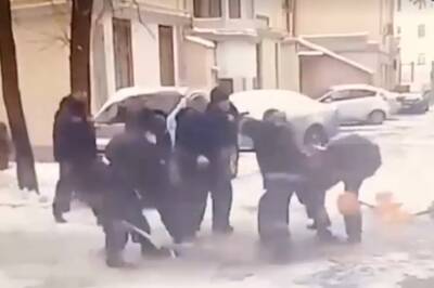 Не поделили снег: 11 дворников устроили массовую драку в Москве - Русская семерка