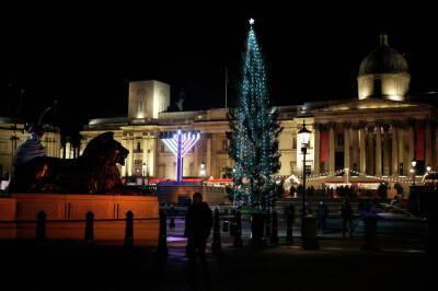 Лондон: на Трафальгарской площади зажгли праздничные огни на рождественской ели