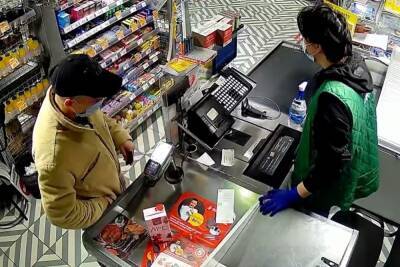 В Архангельске полиция ищет мужчину, который, вероятно, расплатился в магазине чужой картой