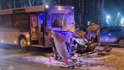 Автобус превратил в груду железа одну из легковушек в массовом ДТП в Архангельске