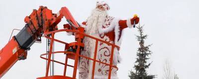 Дед Мороз с автовышки поздравил юных пациентов тульской областной детской больницы