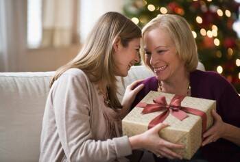 Время создавать новогоднее настроение для любимых родителей: топ подарков в Вологде