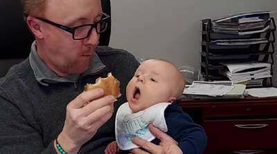 Дай кусочек: реакция малыша на еду повеселила и очаровала сеть (Видео)