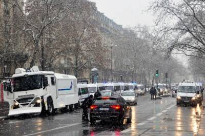 В Париже с 31 декабря введут масочный режим на улицах