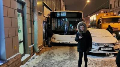 Автобус проехал по тротуару и прижался к стене дома на Садовой в Петербурге