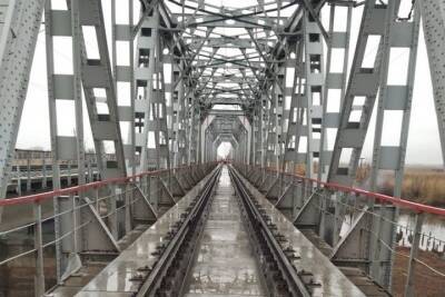 Под Астраханью отремонтировали железнодорожный мост через реку Кривой Бузан