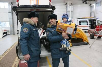 Спасатели в Истре провели экскурсию для мальчика, выжившего при взрыве в Магнитогорске