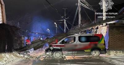 Под Киевом авто скорой помощи попало в ДТП, проезд перекрыли