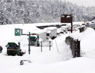 Японию накрыли рекордные снегопады (ВИДЕО)