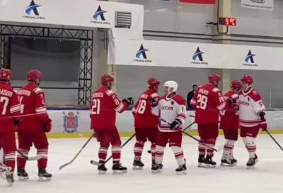 В товарищеском хоккейном матче с участием президентов РФ и Белоруссии победила команда лидеров двух стран
