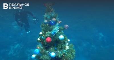 Казанские аквалангисты установили новогоднюю елку на дне Голубого озера