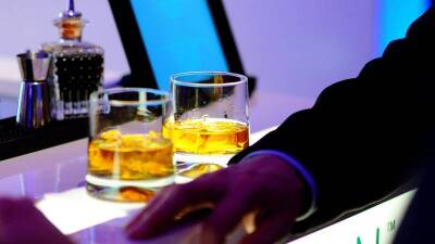 Ученые из США связали крепкий алкоголь с устойчивостью COVID-19