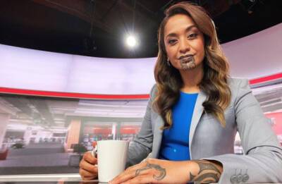 В Новой Зеландии появилась первая в мире ведущая новостей с тату на лице