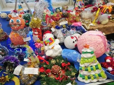 500 новогодних игрушек. В Кунгуре прошёл традиционный «Хлам-Арт»