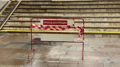 В Новосибирске перекрыли выход из метро «Заельцовская» из-за коммунальной аварии