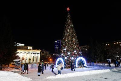«Такой красивой нигде не видела!»: жители Новосибирска рассказали, что думают о главной новогодней ёлке у НОВАТа
