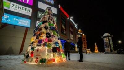 Пакеты VS бревна: найдены две самых странных новогодних елки в России
