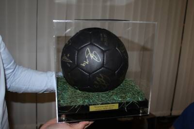 В столице Карелии воспитанникам спортшколы подарили мяч с автографами Зенита