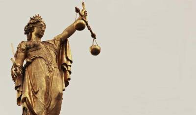 В суды Латвии продолжают поступать исковые заявления против ковидных ограничений