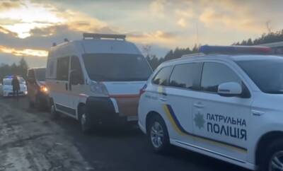 Дорога усыпана обломками: под Киевом тяжелое ДТП, движение заблокировано