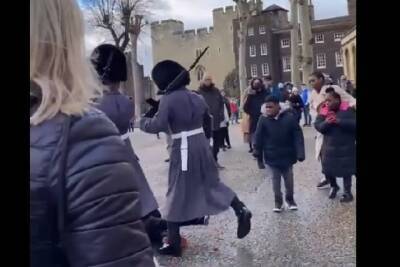 Королевская гвардия прошлась по ребенку в Лондоне