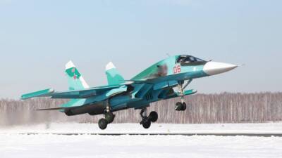 Военнослужащие ВВО пустили участницу акции «Елка желаний» за штурвал истребителя Су-34