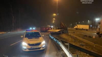 Перекрыта трасса Киев-Чоп: столкнулись грузовик и эвакуатор, есть пострадавшие