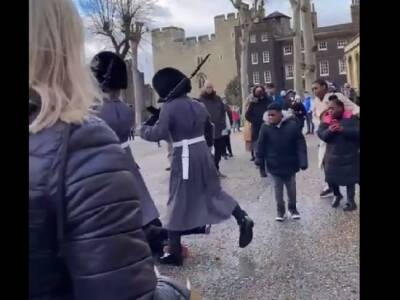 Королевский охранник прошагал по мальчику во время марша в Лондоне