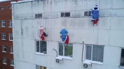 Деды Морозы-альпинисты поздравили юных пациентов нижегородской больницы с Новым годом