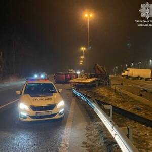 Под Киевом произошло ДТП с грузовиком и эвакуатором. Фото
