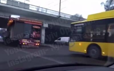 В Киеве МАФ застрял под мостом при перевозке