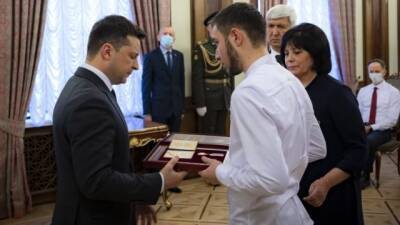 Президент вручив орден «Золота Зірка» родичам загиблих військових