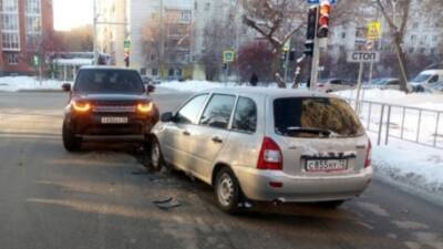 Два автомобиля столкнулись на Елизарова в Тюмени