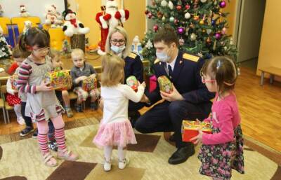 Сотрудники СК поздравили с Новым годом ребят из дома ребенка «Теремок» в Твери и детского дома в Торжке